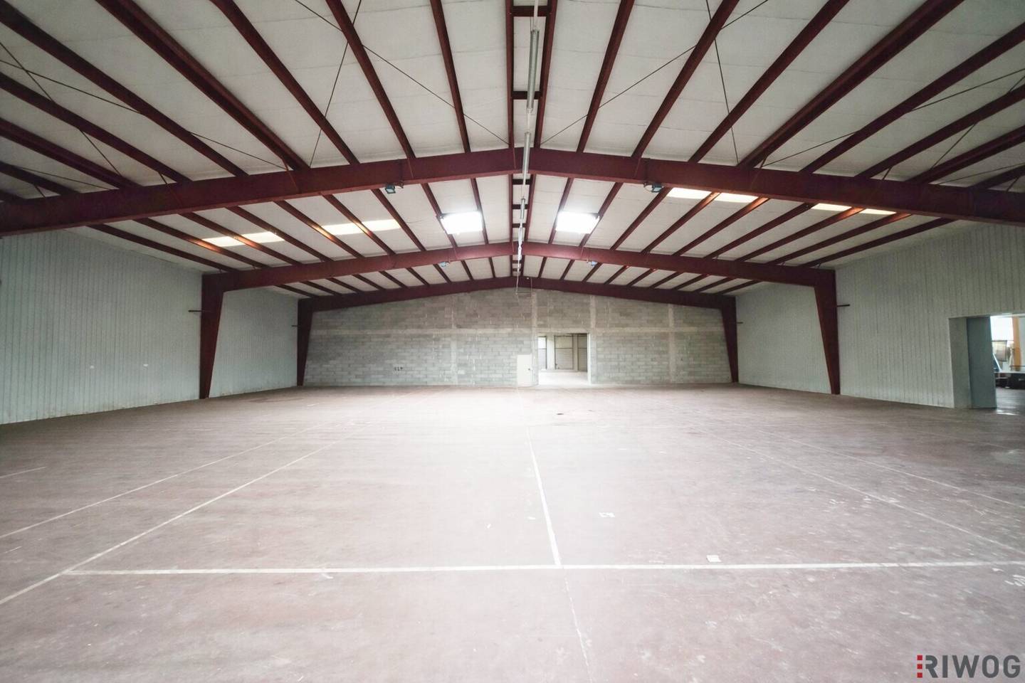 1,100 m² insulated warehouse with 250 m² office | ramps and ground-level driveway possible | optional up to about 2,000 m² storage possible