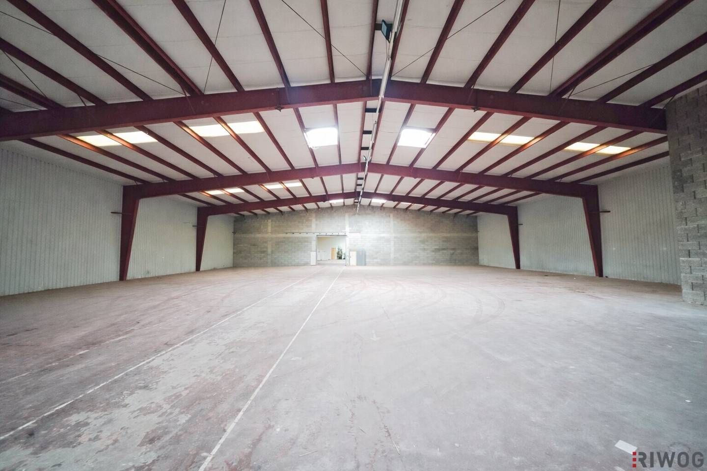 1,100 m² insulated warehouse with 250 m² office | ramps and ground-level driveway possible | optional up to about 2,000 m² storage possible