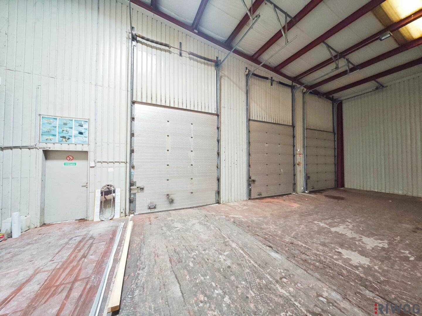 1,100 m² insulated warehouse with 250 m² office | ramps and ground-level driveway possible | optional up to about 2,000 m² storage possible