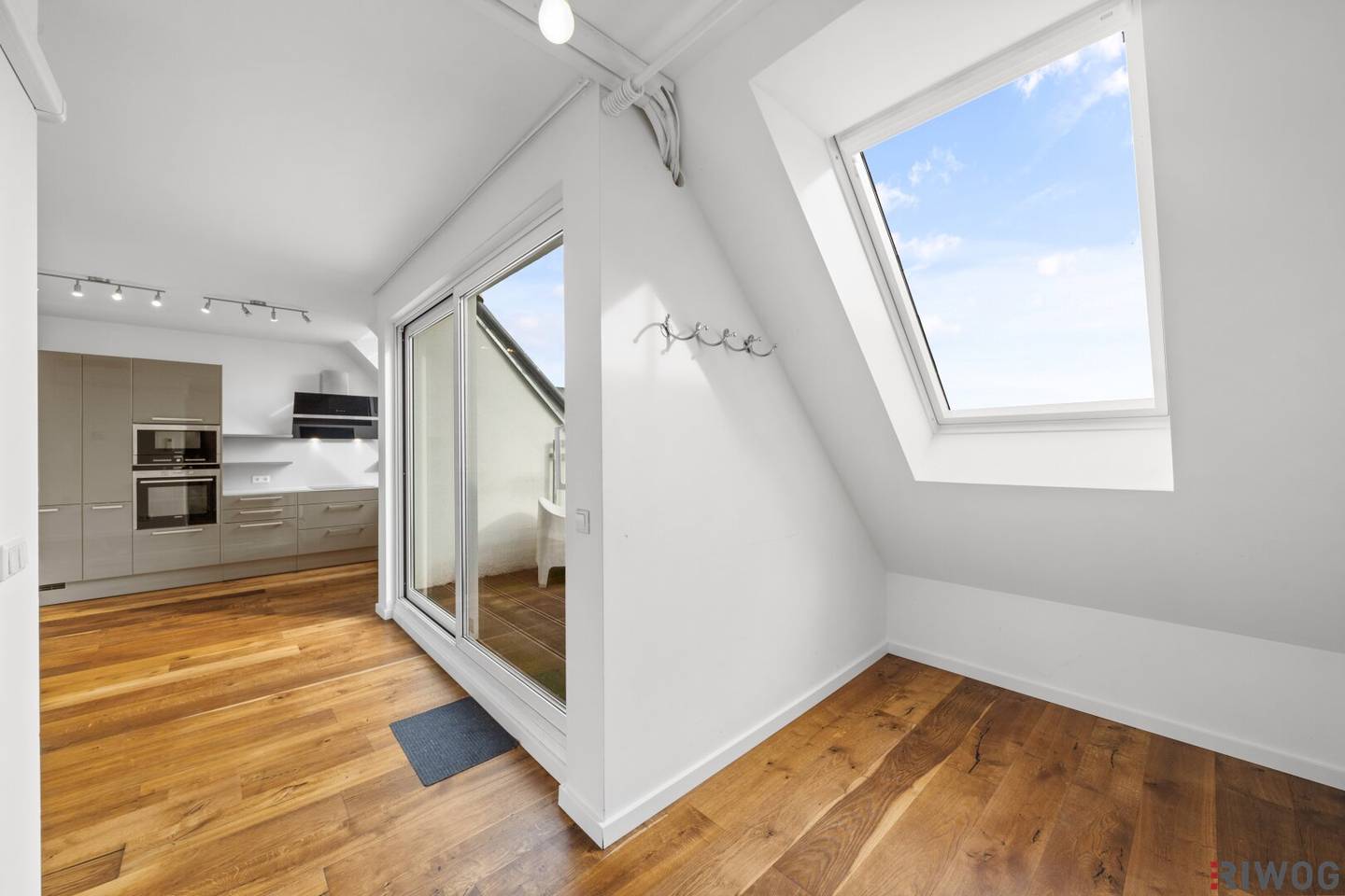 Dachterrassenwohnung mit Weitblick über Wien | PKW-Tiefgarage | Parkausrichtung | 2 Terrassen (28,6m²) | 2 Gehminuten zur U6 | 9 Min. in den 1. Bezirk