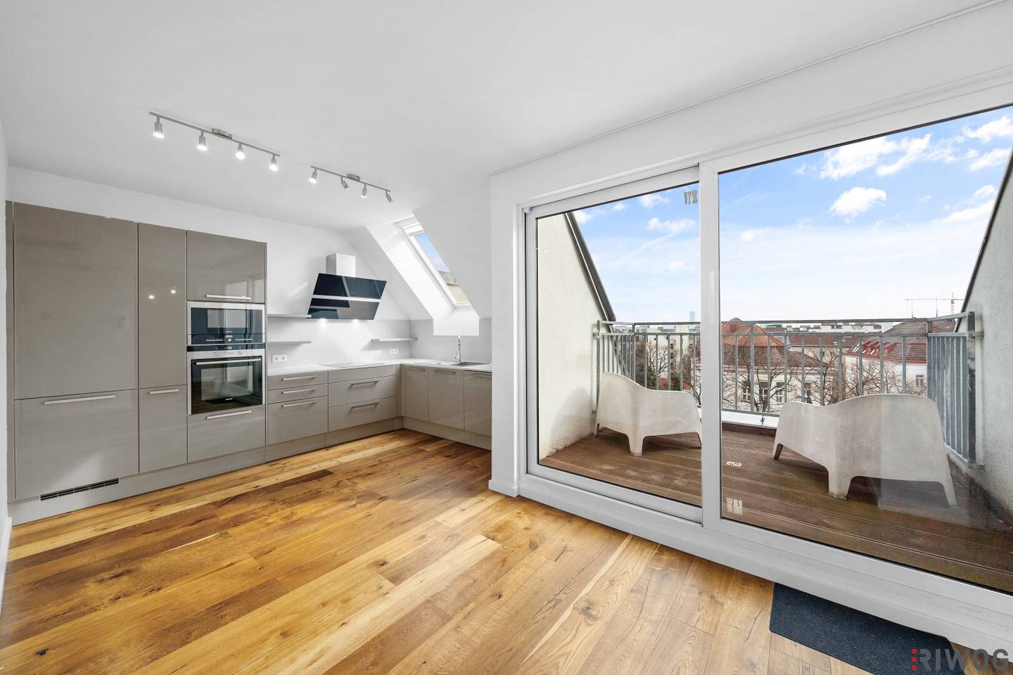 Dachterrassenwohnung mit Weitblick über Wien | PKW-Tiefgarage | Parkausrichtung | 2 Terrassen (28,6m²) | 2 Gehminuten zur U6 | 9 Min. in den 1. Bezirk