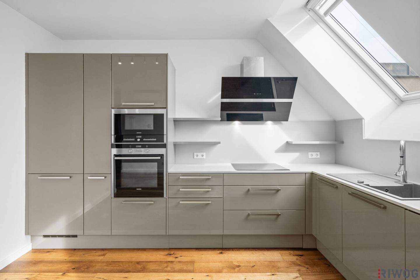 Dachterrassenwohnung mit Weitblick über Wien | PKW-Tiefgarage | Parkausrichtung | 2 Terrassen (28,6m²) | 2 Gehminuten zur U6 | 9 Min. in den 1. Bezirk