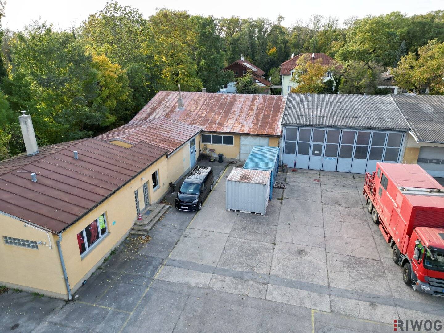 Industrial facility with generous open spaces, cold storage halls and offices