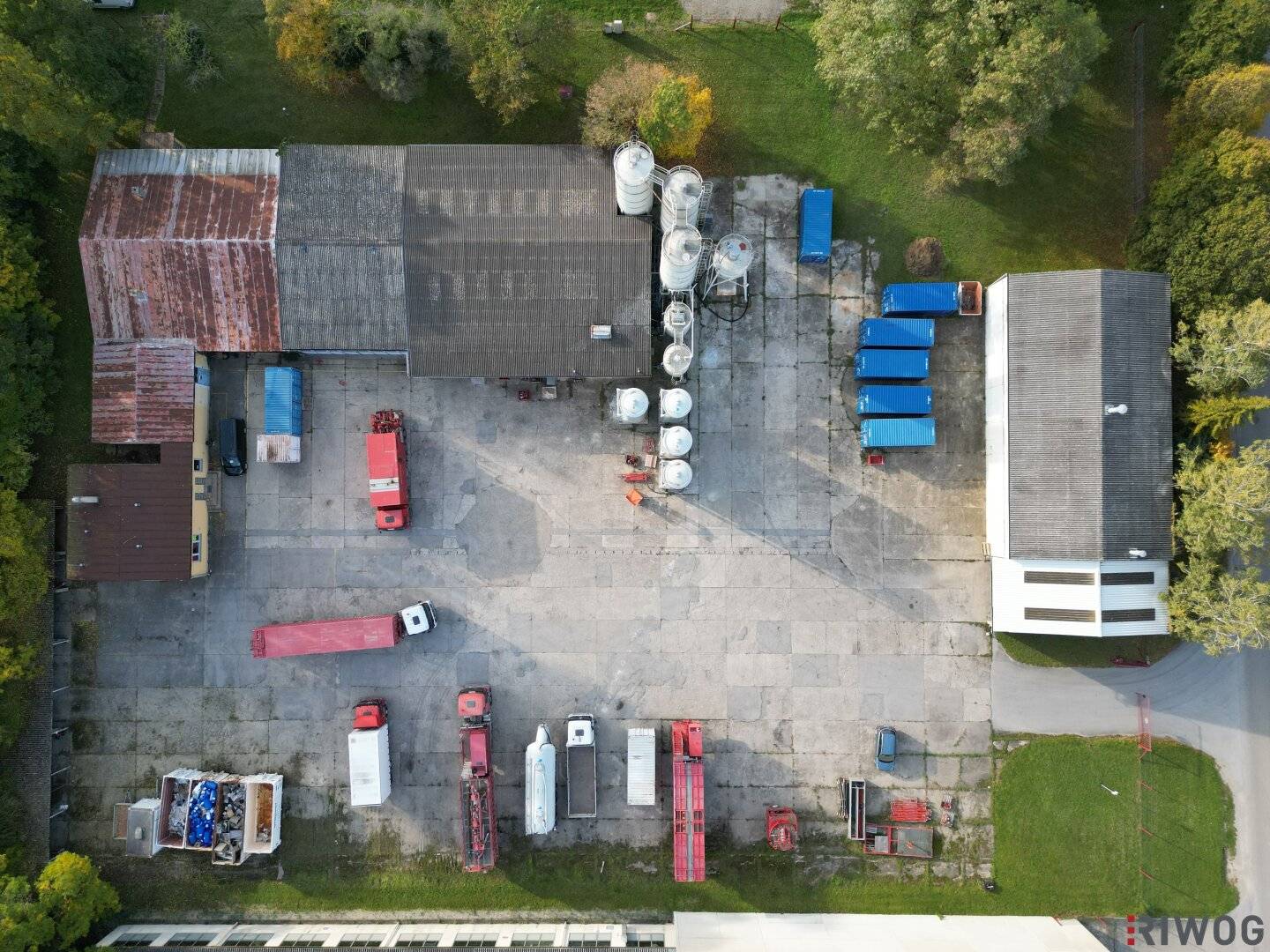 Industrial facility with generous open spaces, cold storage halls and offices