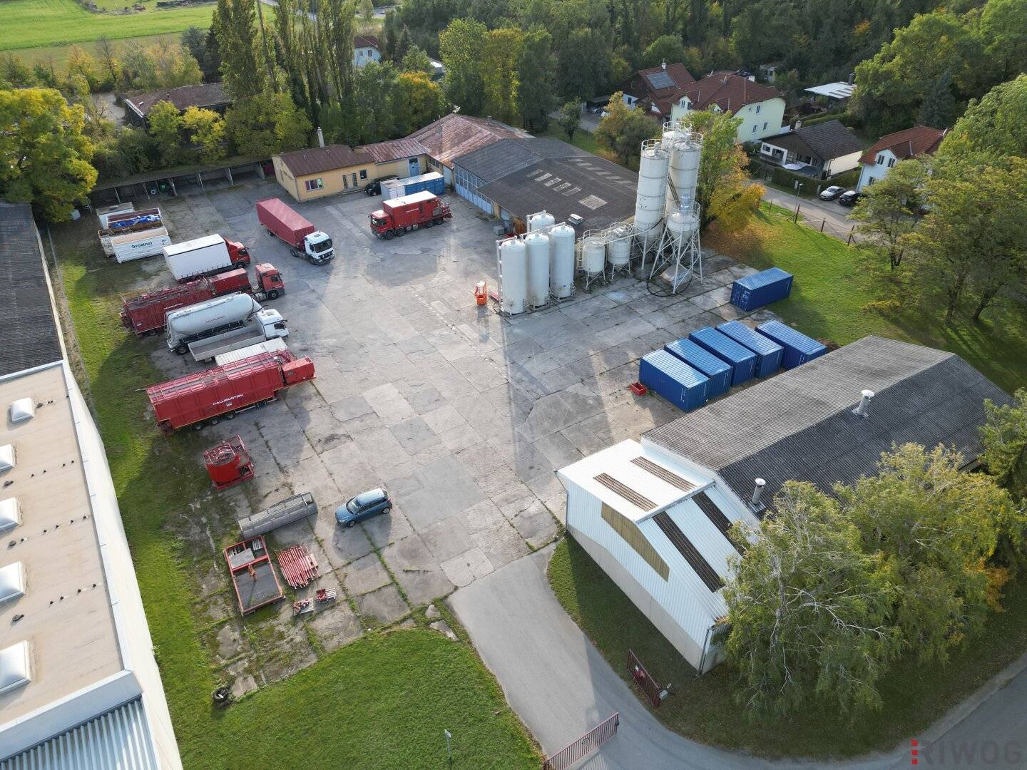 Industrial facility with generous open spaces, cold storage halls and offices