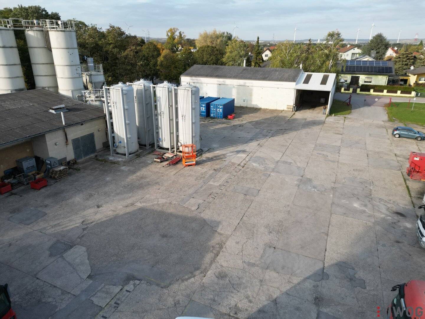 Industrial facility with generous open spaces, cold storage halls and offices