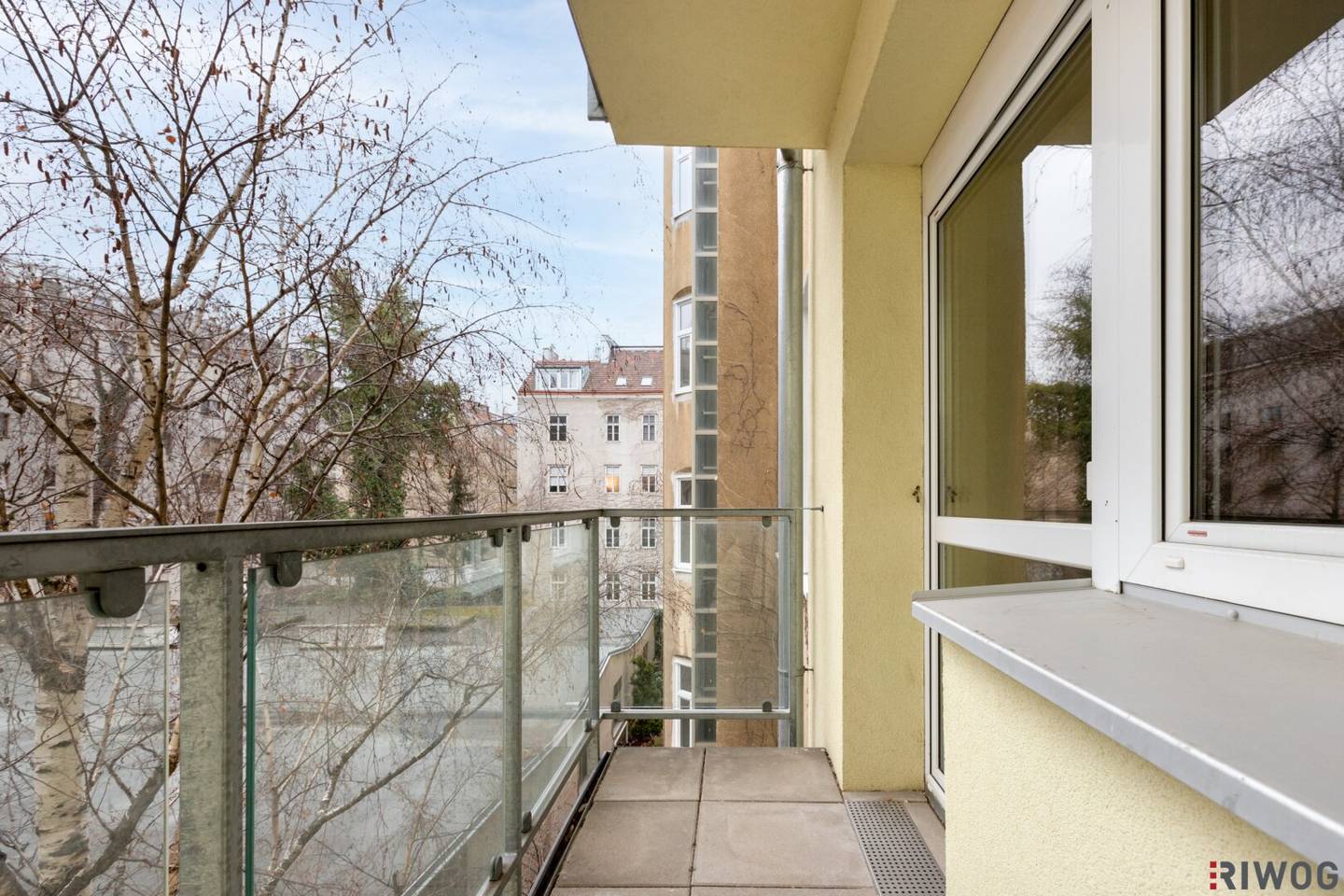 PRINZ EUGEN-STRASSE / SOUTH BALCONY IN THE INNER COURTYARD / OPPOSITE SCHLOSS BELVEDERE","de":"PRINZ EUGEN-STRASSE / SÜD-BALKON IN DEN INNENHOF / GEGENÜBER SCHLOSS BELVEDERE