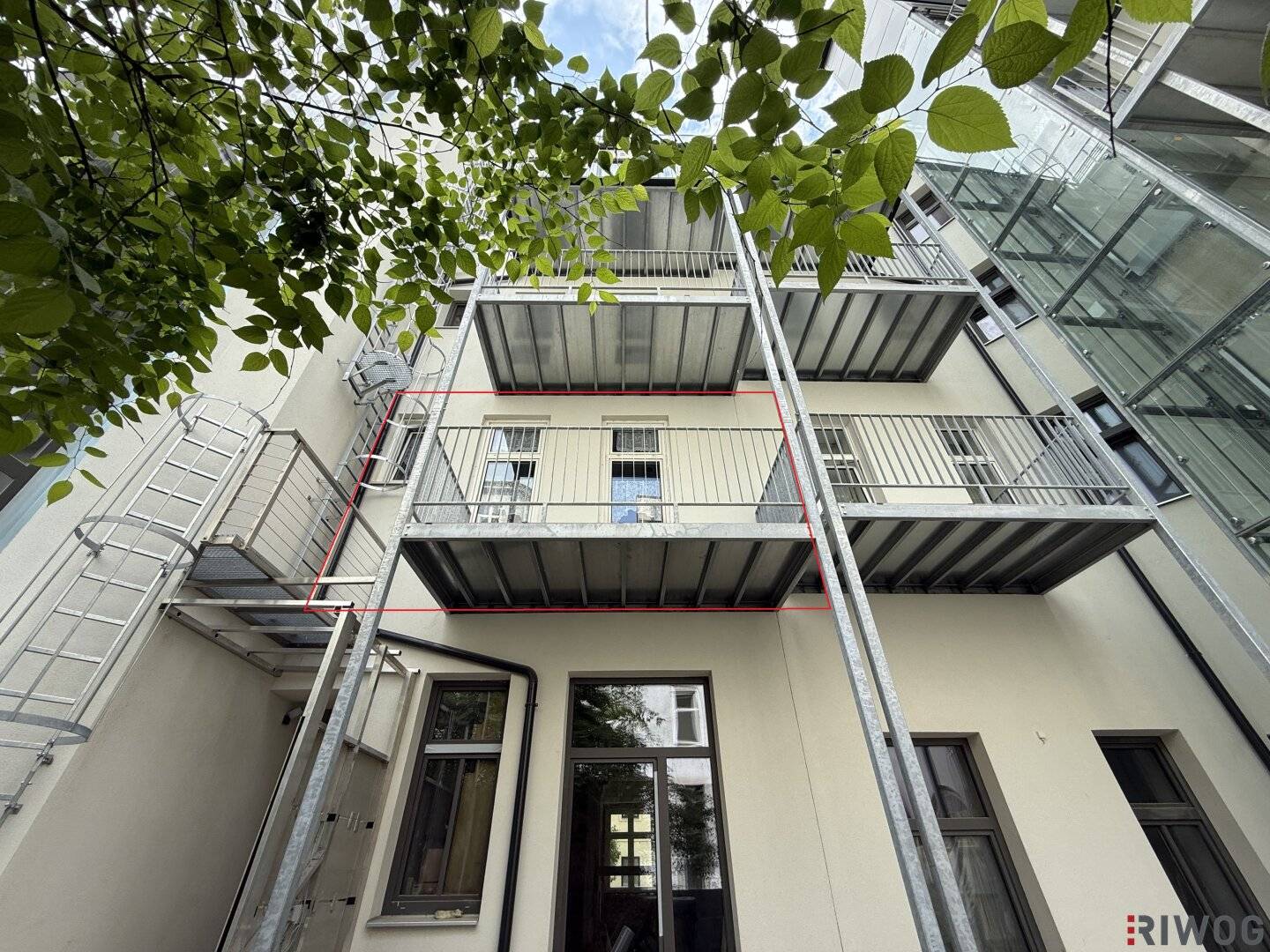 Looking toward the future - Indefinitely tenanted balcony apartment on the 1st floor | Central heating with air-to-water heat pump