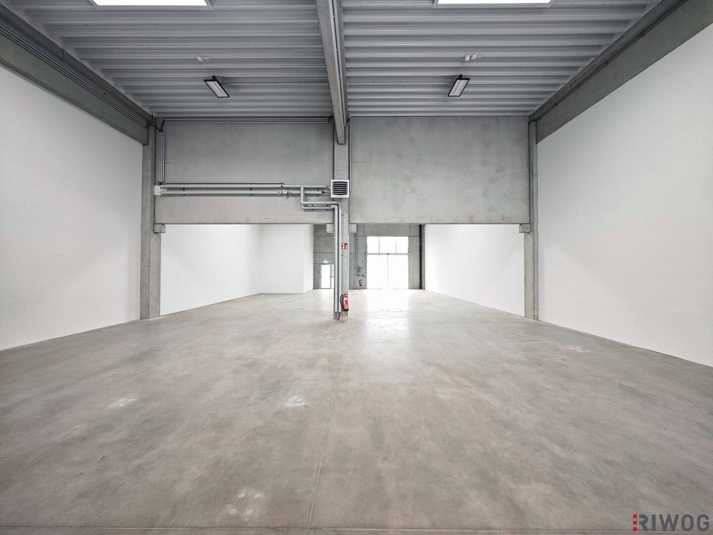 Warehouse and production hall accessible from both sides (approx. 286 m²) with office and break rooms