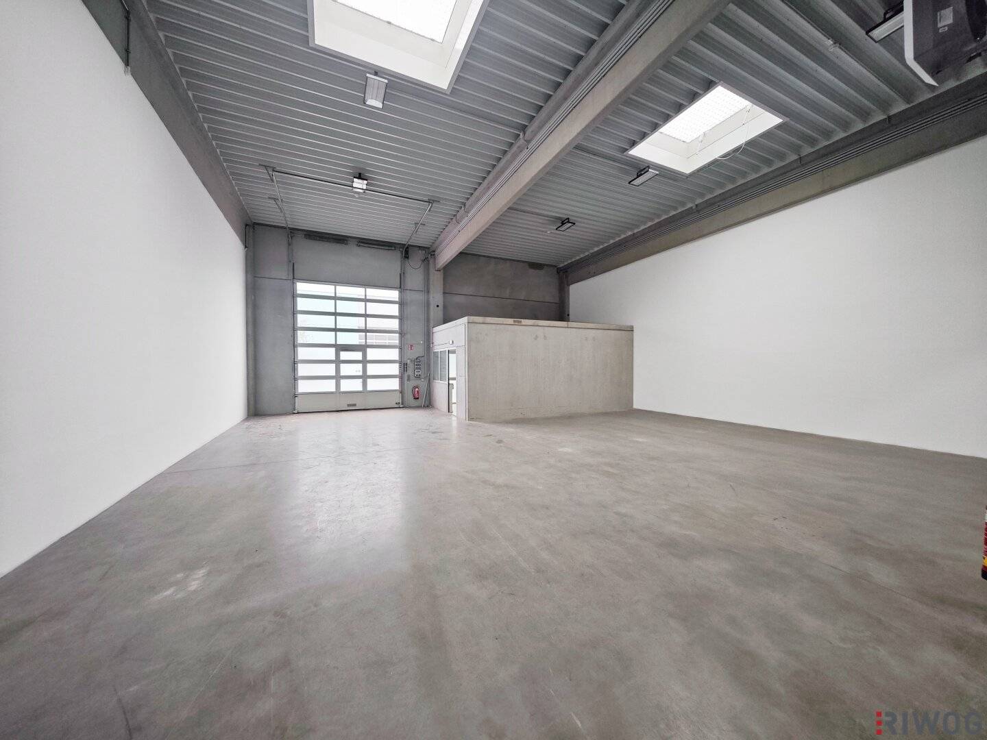 Warehouse and production hall accessible from both sides (approx. 286 m²) with office and break rooms