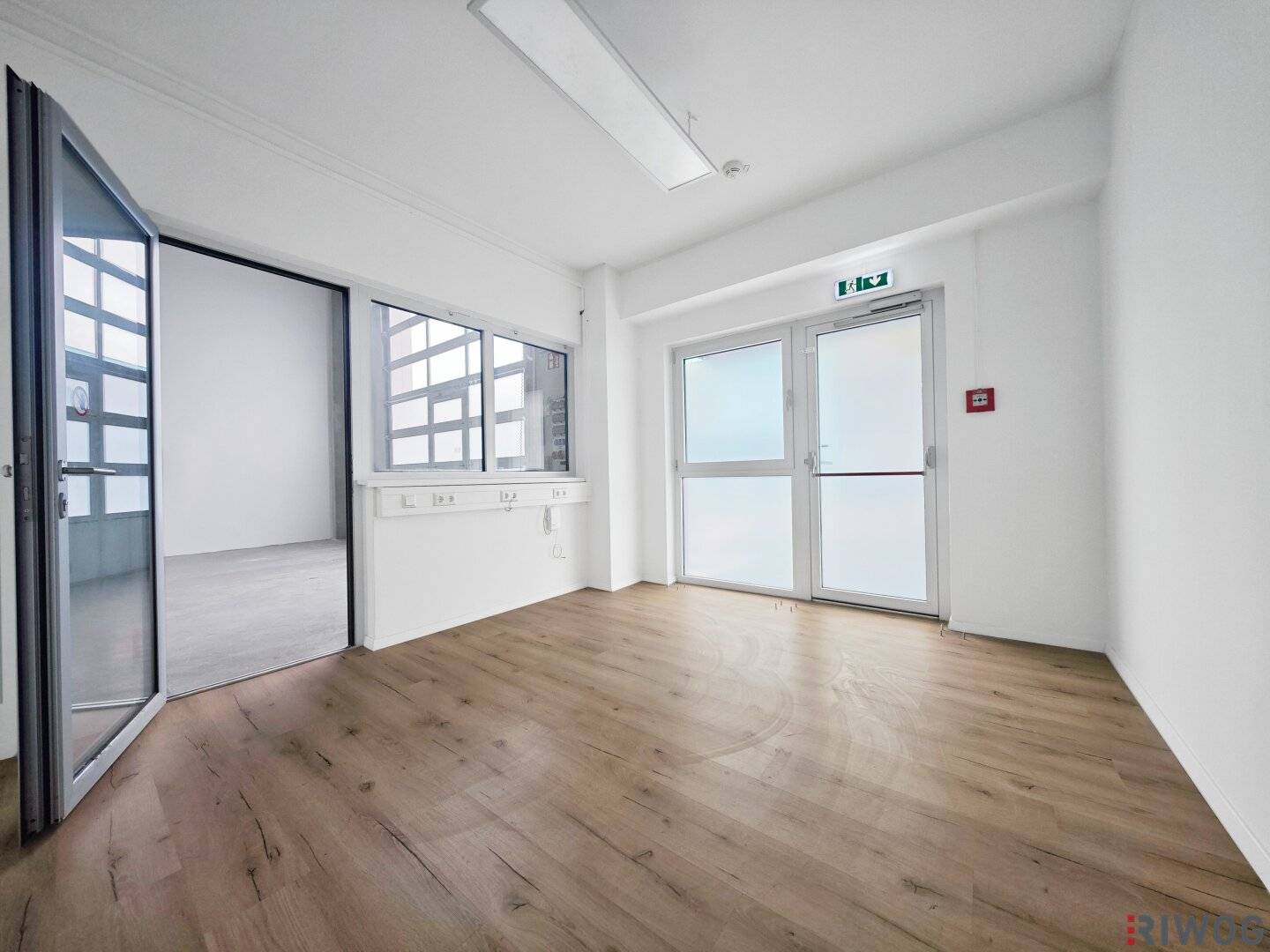 Warehouse and production hall accessible from both sides (approx. 286 m²) with office and break rooms