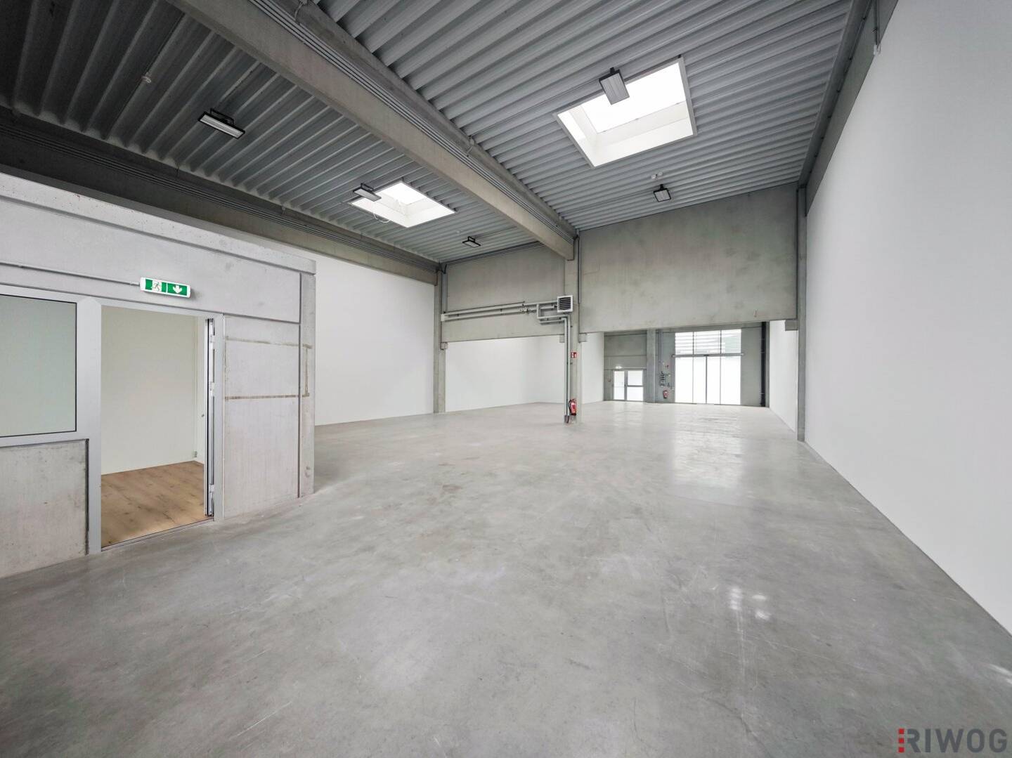 Warehouse and production hall accessible from both sides (approx. 286 m²) with office and break rooms