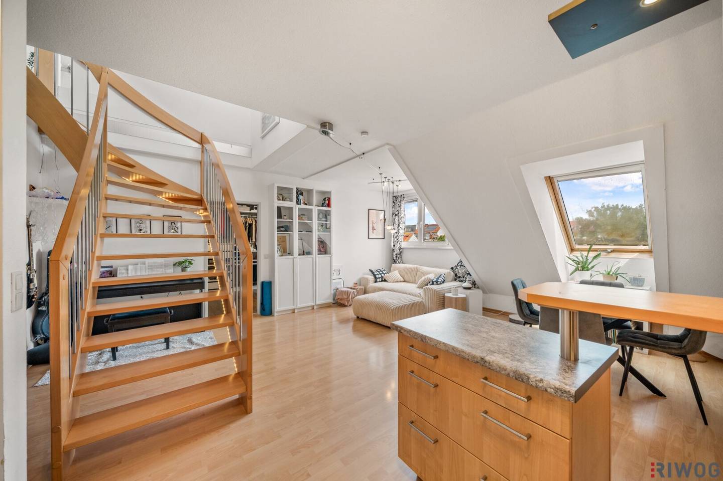 Dachgeschosswohnung Nähe Bahnhof Gänserndorf I Garagenstellplatz I helles und ruhiges Maisonette I Ankleidezimmer I Wiener Straße und Strasshof an der Nordbahn