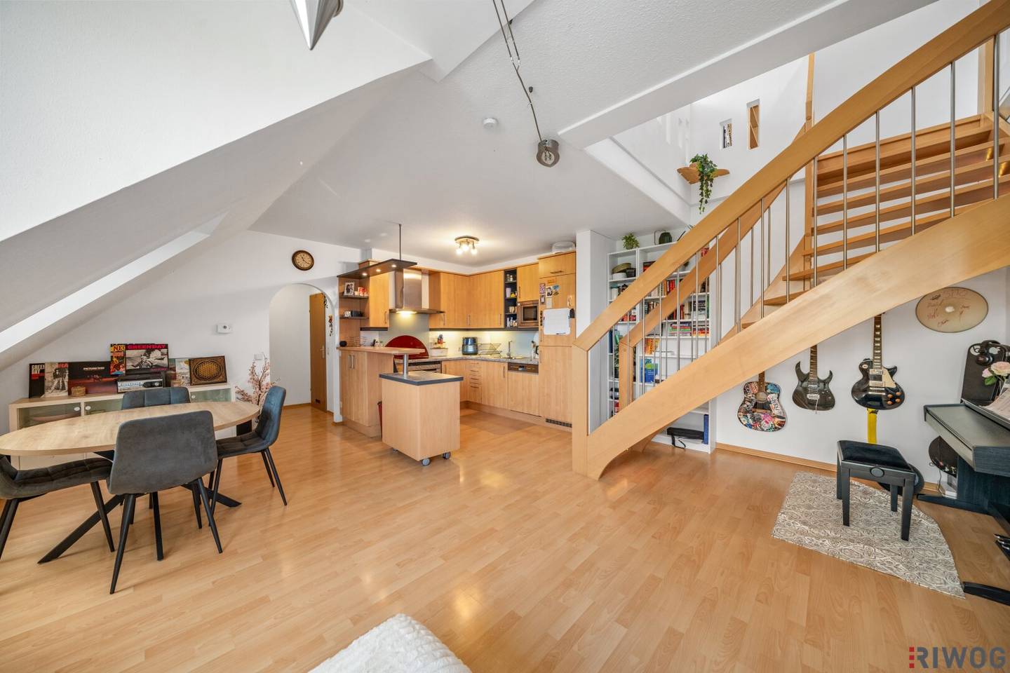 Dachgeschosswohnung Nähe Bahnhof Gänserndorf I Garagenstellplatz I helles und ruhiges Maisonette I Ankleidezimmer I Wiener Straße und Strasshof an der Nordbahn