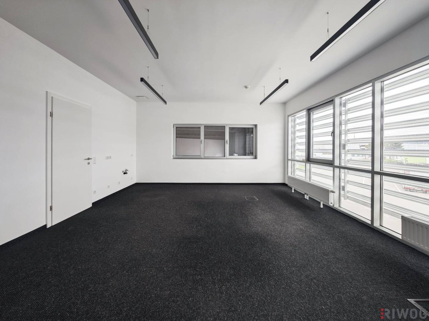 Produktionshalle mit ca. 800m² inkl. modernem Büro || Parkplätze || 3 Sektionaltore