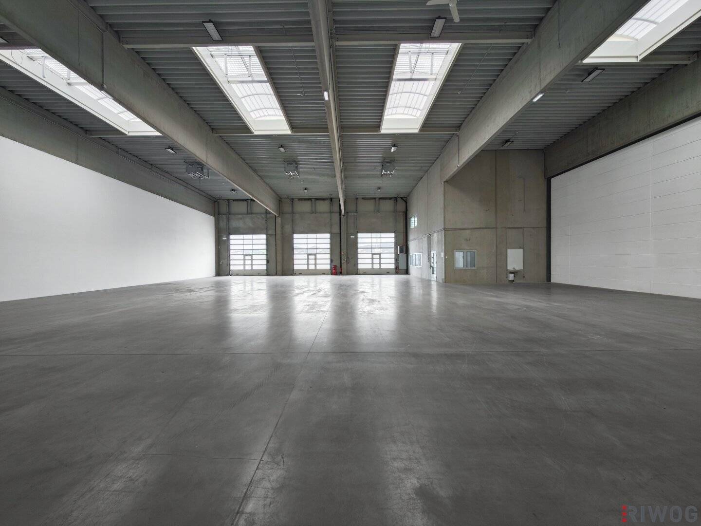 Produktionshalle mit ca. 800m² inkl. modernem Büro || Parkplätze || 3 Sektionaltore
