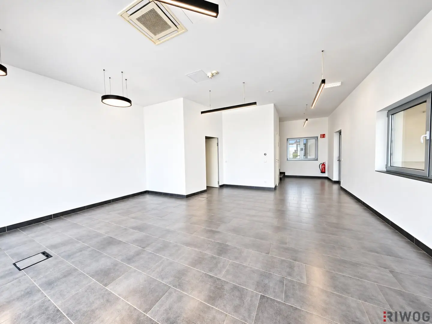 Produktionshalle mit ca. 800m² inkl. modernem Büro || Parkplätze || 3 Sektionaltore