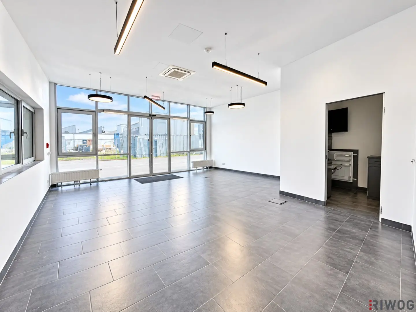 Produktionshalle mit ca. 800m² inkl. modernem Büro || Parkplätze || 3 Sektionaltore