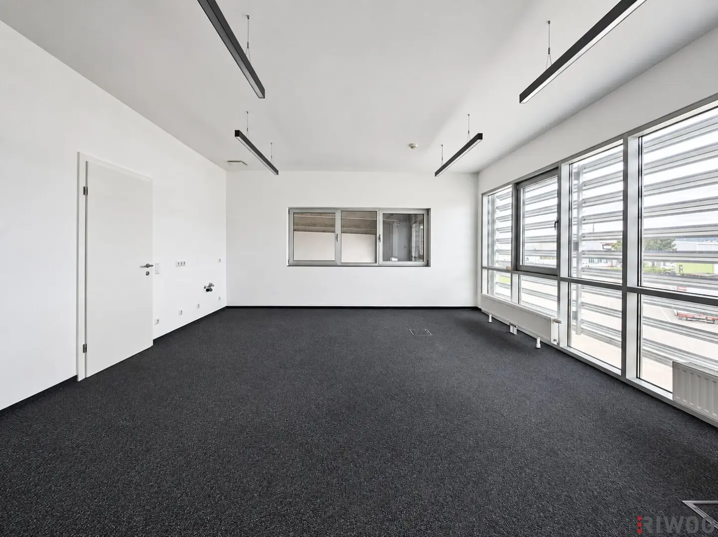 Produktionshalle mit ca. 800m² inkl. modernem Büro || Parkplätze || 3 Sektionaltore