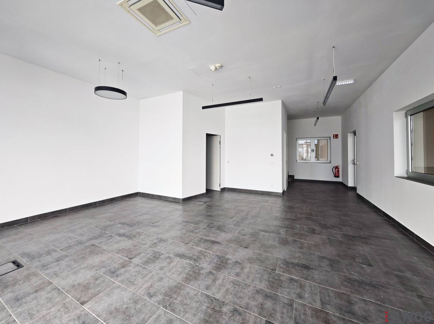 Produktionshalle mit ca. 800m² inkl. modernem Büro || Parkplätze || 3 Sektionaltore