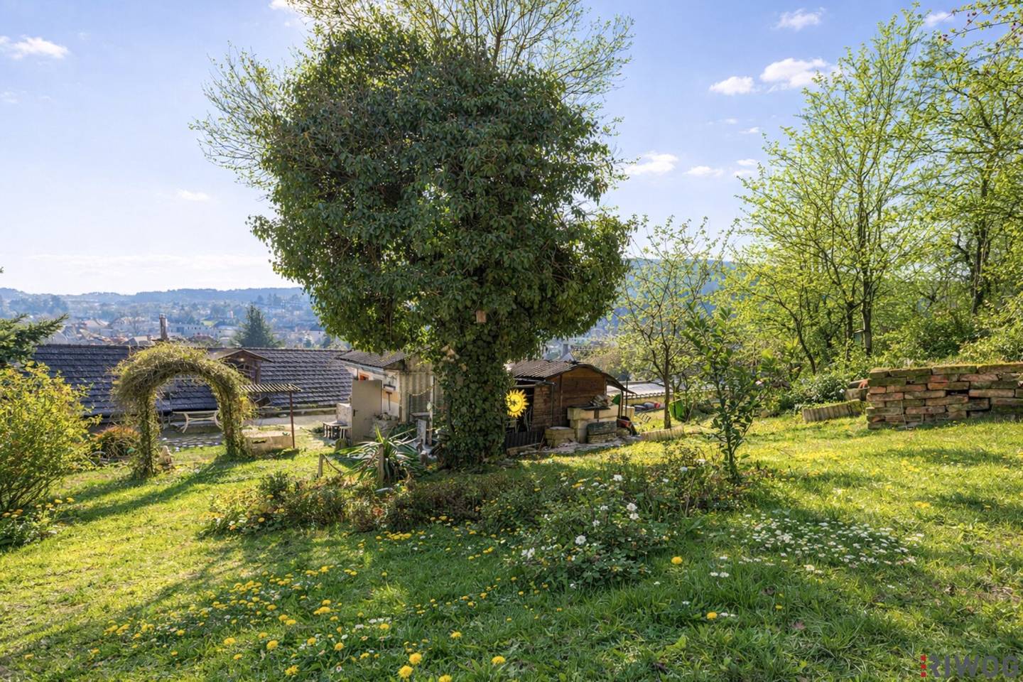 ENTZÜCKENDES KLEINFAMILIENHAUS MIT WEINKELLER / SCHÖNER GARTEN MIT TERRASSE, GRILLHÜTTE UND SCHUPFEN / VIEL POTENZIAL / RUHIGE SIEDLUNGSLAGE