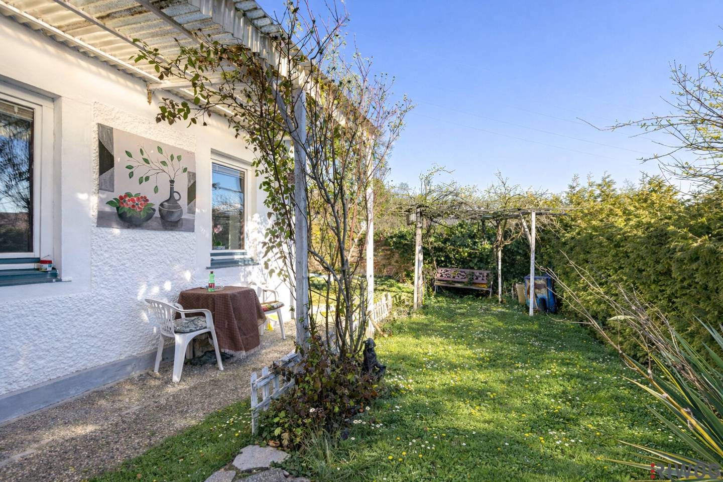 ENTZÜCKENDES KLEINFAMILIENHAUS MIT WEINKELLER / SCHÖNER GARTEN MIT TERRASSE, GRILLHÜTTE UND SCHUPFEN / VIEL POTENZIAL / RUHIGE SIEDLUNGSLAGE