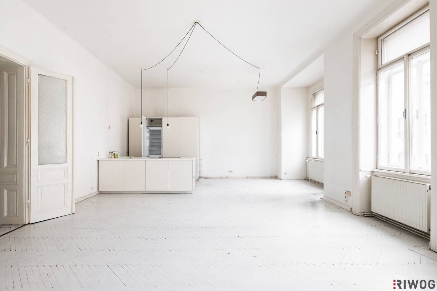 In the Heart of the Seventh | East/West facing period-style old building with balcony | Needs renovation | Green view | Magnificent turn-of-the-century house