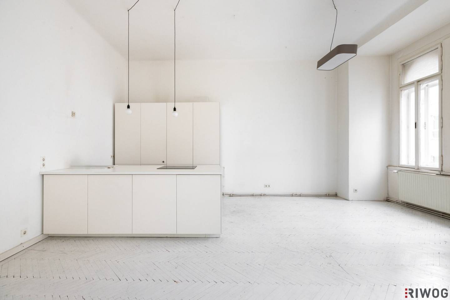 In the Heart of the Seventh | East/West facing period-style old building with balcony | Needs renovation | Green view | Magnificent turn-of-the-century house
