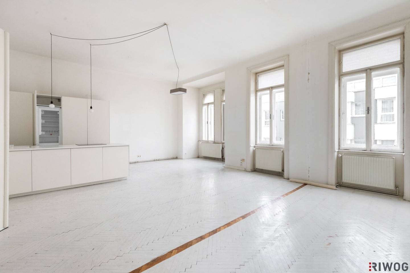 In the Heart of the Seventh | East/West facing period-style old building with balcony | Needs renovation | Green view | Magnificent turn-of-the-century house
