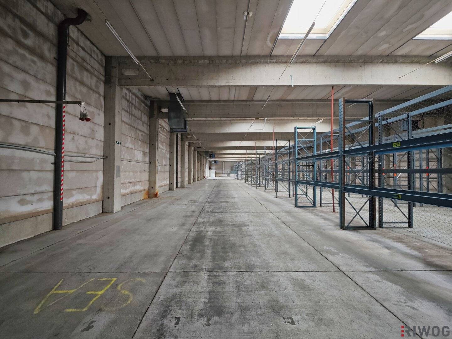 Innovative business location with approximately 3,300 m² of usable space | Office, production and storage spaces | Partial spaces available