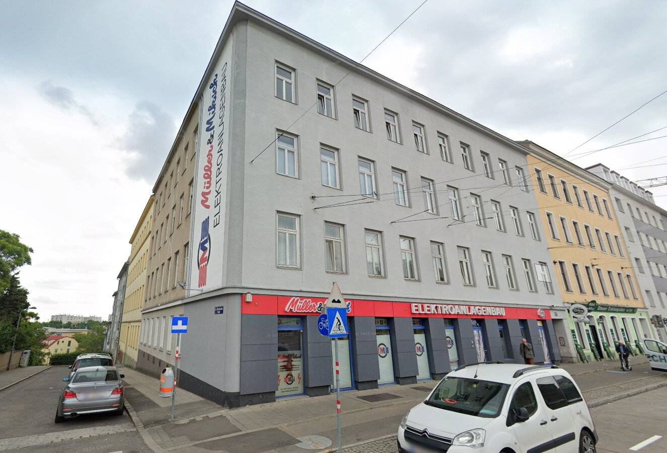 Gr0ßes Geschäftslokal gegenüber Straßenbahnremise und Haltestelle.
