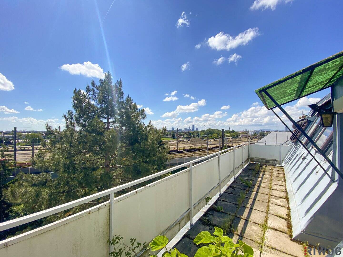 Sanierungsbedürftige Dachterrassen Wohnung | Skyline - Weitblick | 2 Min. zur S-Bahn Siemensstr. | KFZ Stellplatz möglich
