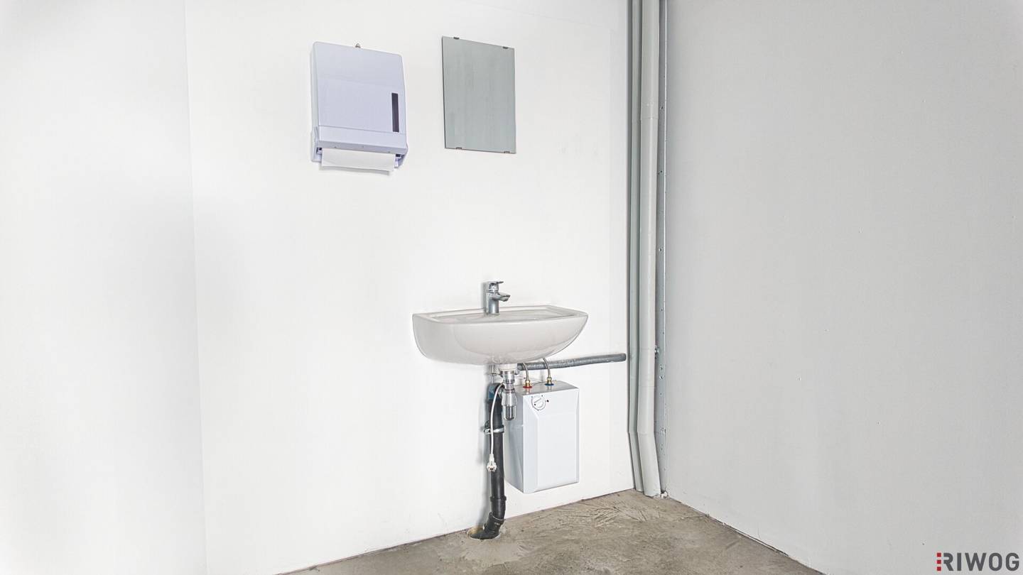 Ground level hall | modern, representative site | usable as workshop, storage or office | heated and with water connection