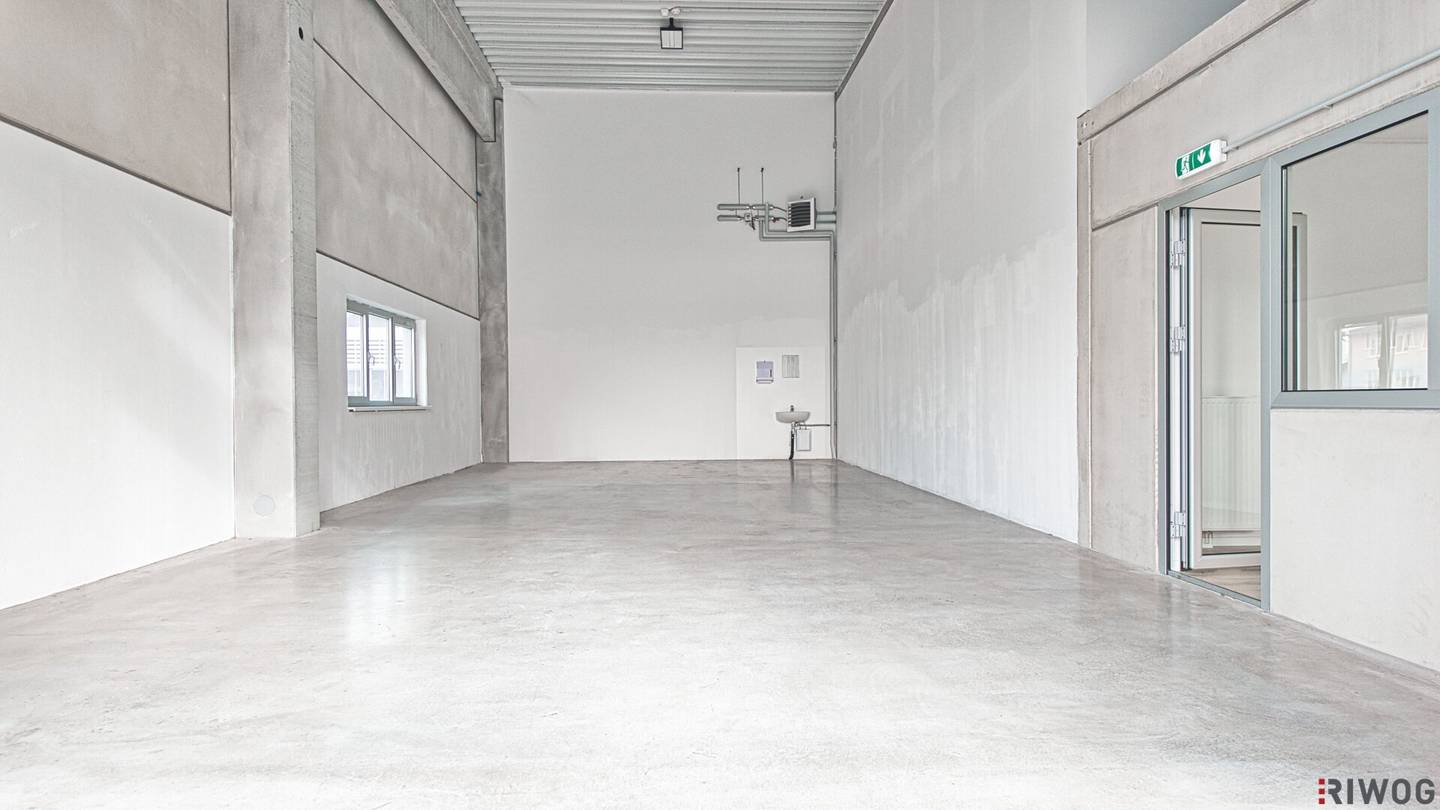 Ground level hall | modern, representative site | usable as workshop, storage or office | heated and with water connection