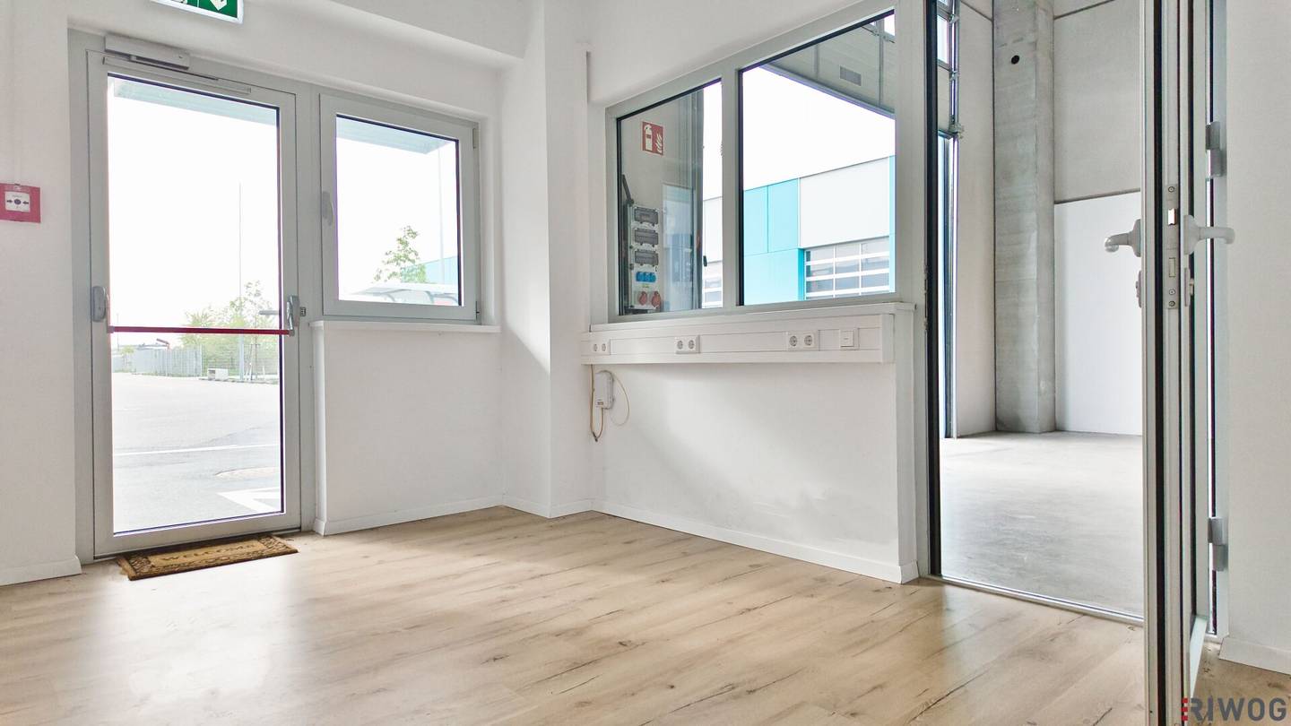 Ground level hall | modern, representative site | usable as workshop, storage or office | heated and with water connection