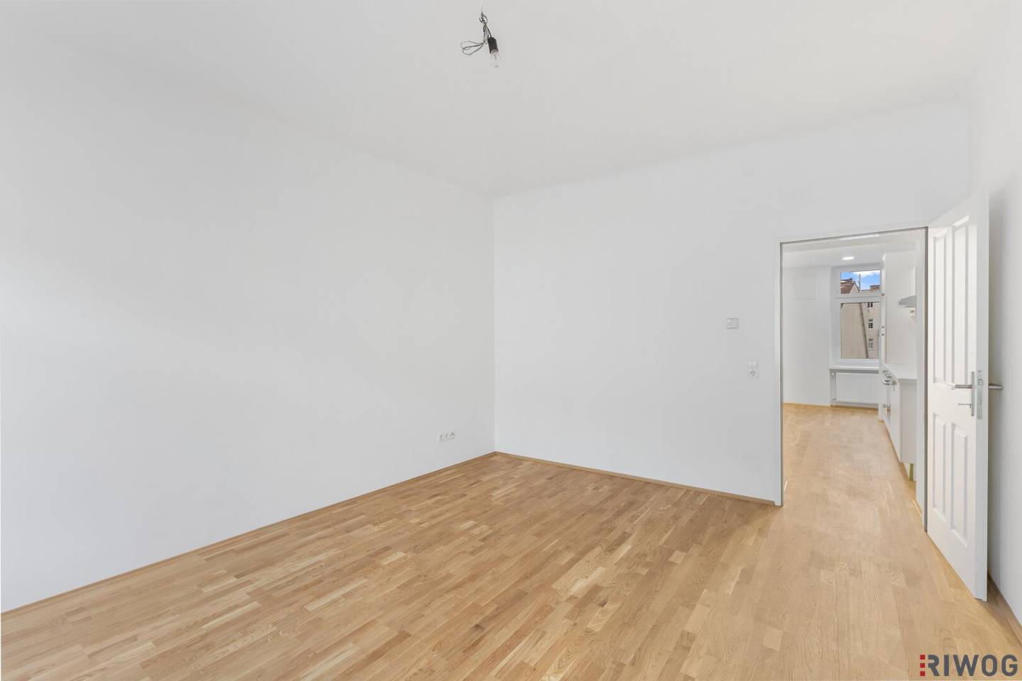 Nähe U2 *** saniert *** gut geschnittene und helle Altbauwohnung *** hofseitiges Schlafzimmer *** separate Küchenzeile