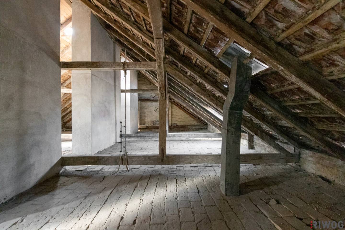 Bewilligter Rohdachboden in gepflegtem Altbau nahe Matzleinsdorfer Platz