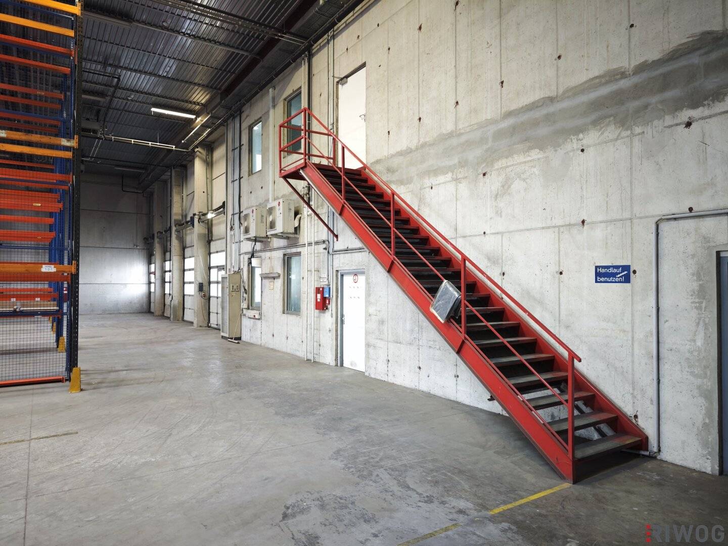 2.082m² Lagerhalle mit überdachten Rampen und ca. 148m² Büro | Parkplätze verfügbar