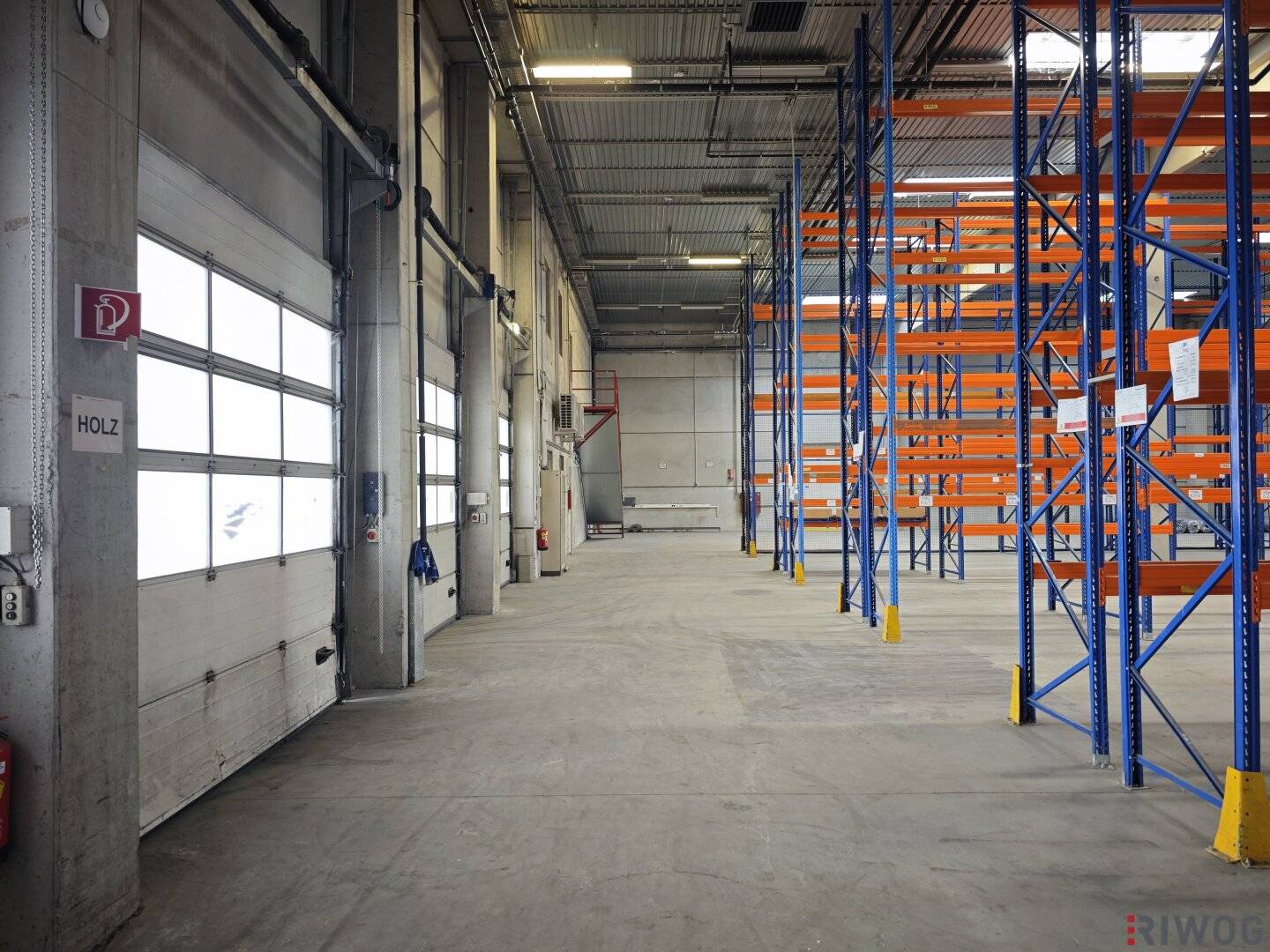 2.082m² Lagerhalle mit überdachten Rampen und ca. 148m² Büro | Parkplätze verfügbar