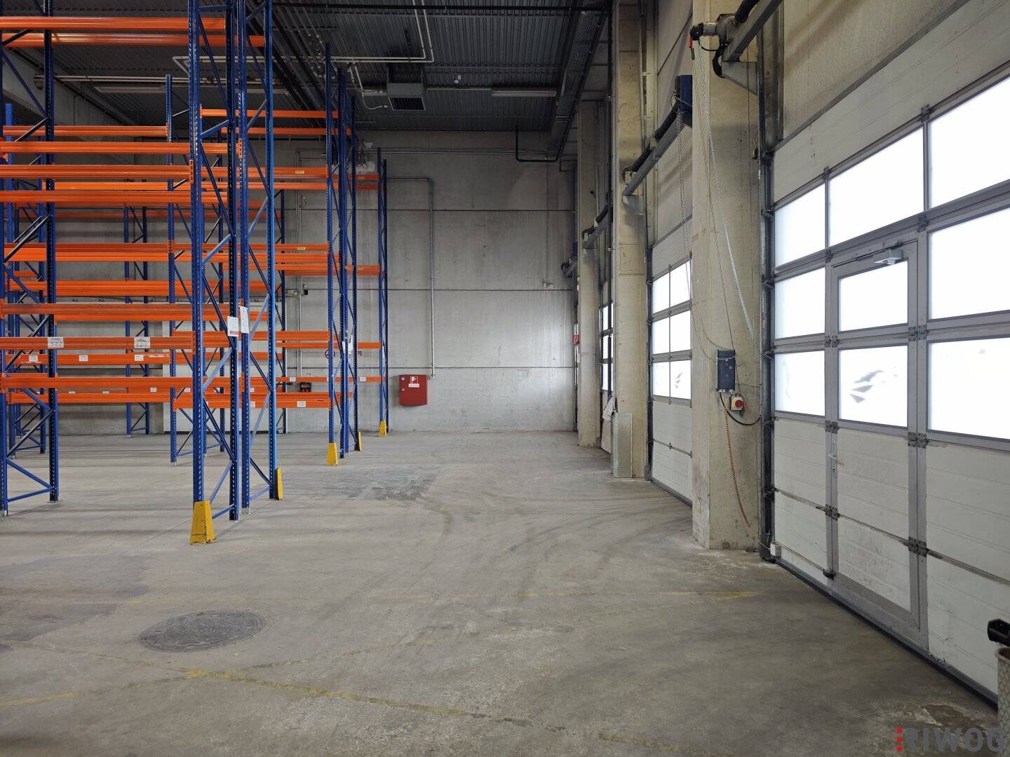 2.082m² Lagerhalle mit überdachten Rampen und ca. 148m² Büro | Parkplätze verfügbar
