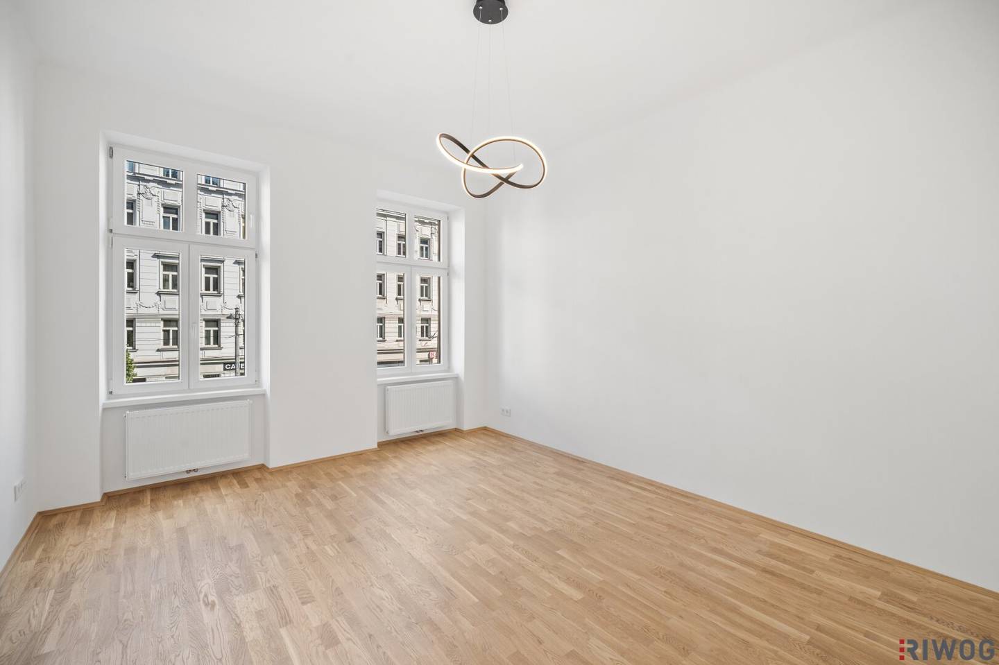 Renovated bright two room apartment in an old building near U2 with a separate kitchenette on Wiedner Hauptstraße