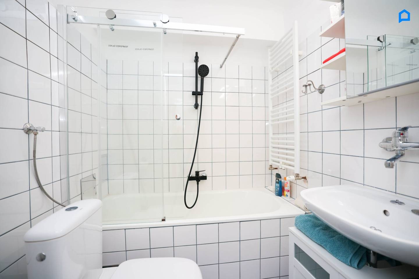 Cozy two room apartment with fitted kitchen (like new) and elevator in Vienna's 5th district, 37 m² immediately available