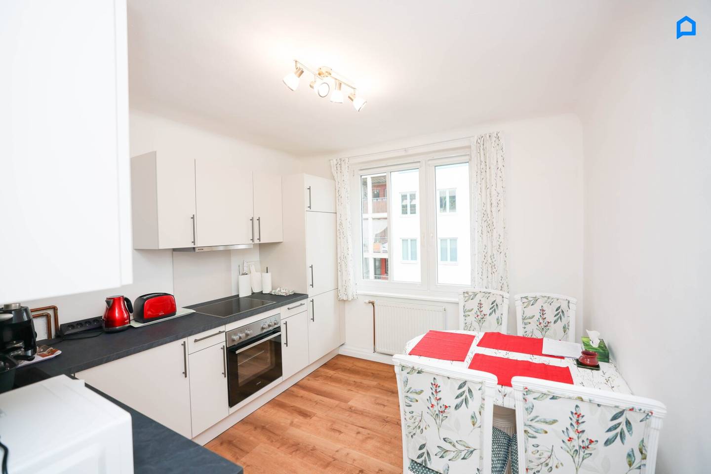 Cozy two room apartment with fitted kitchen (like new) and elevator in Vienna's 5th district, 37 m² immediately available