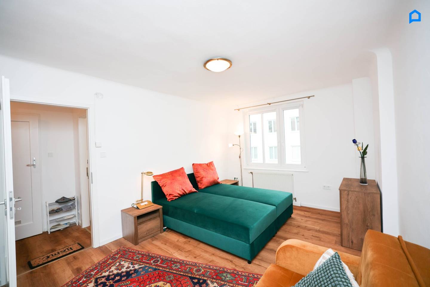 Cozy two room apartment with fitted kitchen (like new) and elevator in Vienna's 5th district, 37 m² immediately available