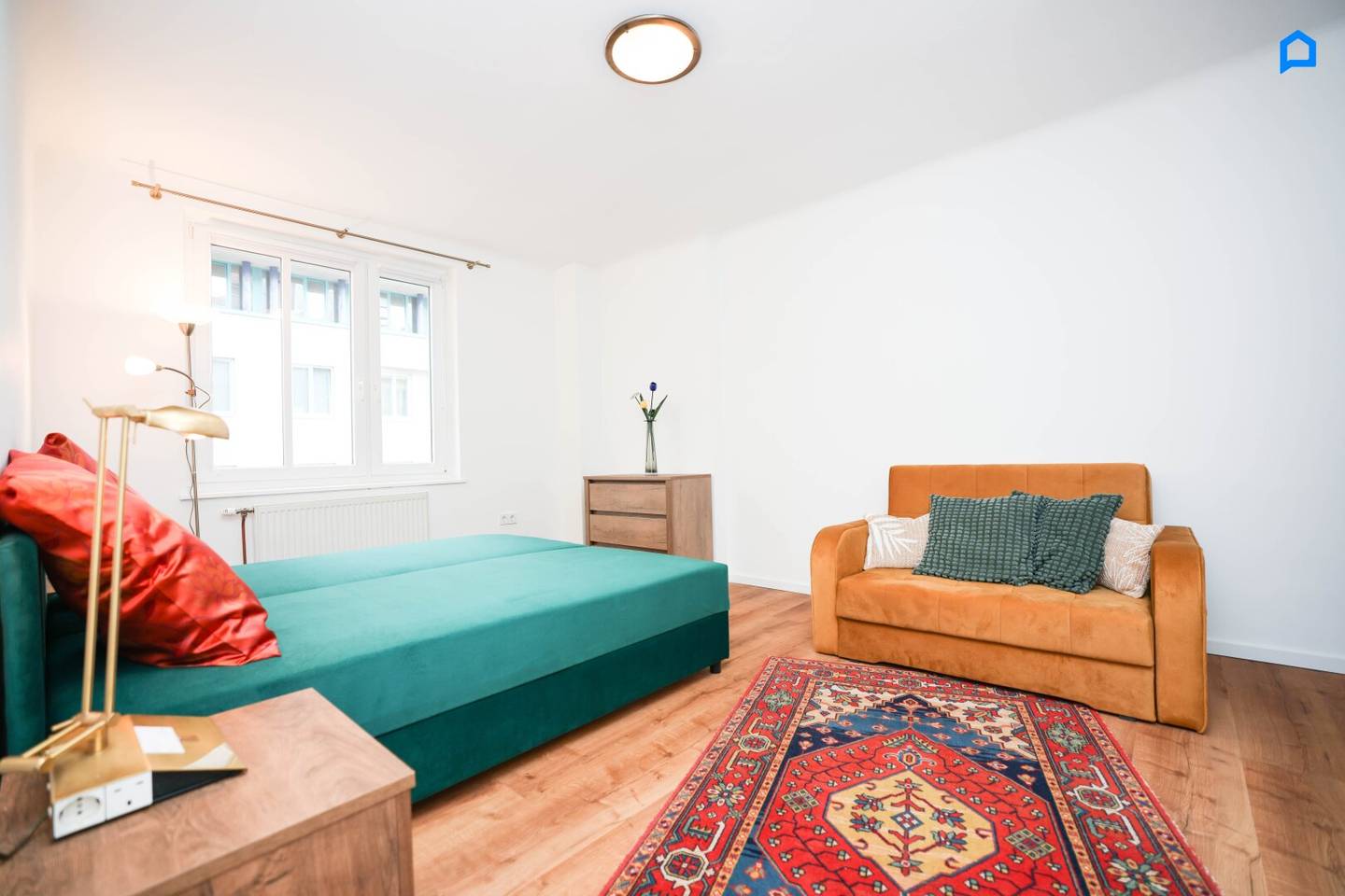 Cozy two room apartment with fitted kitchen (like new) and elevator in Vienna's 5th district, 37 m² immediately available