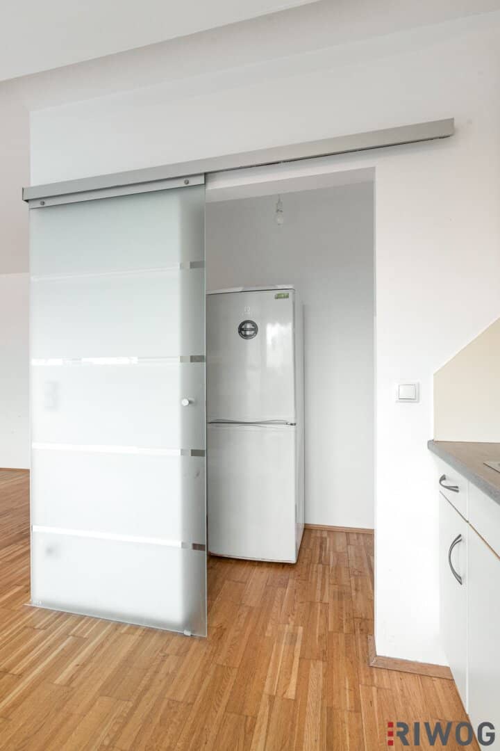 Quiet living. Well connected to the city. Enjoy the greenery. 2 room garden apartment in Hietzing with a garage parking space? (Note: This line should be translated faithfully; please replace the question mark with a natural translation)