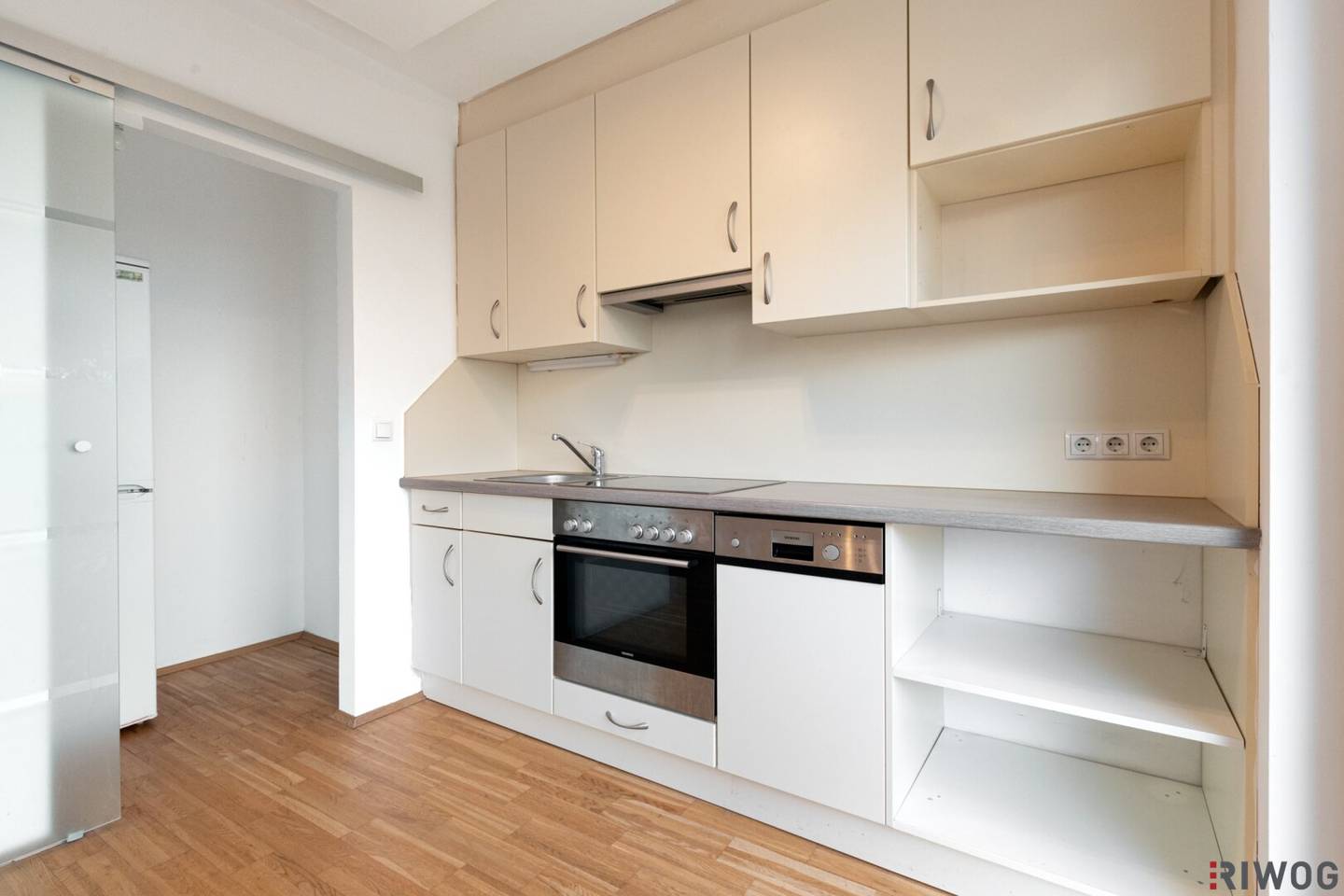 Quiet living. Well connected to the city. Enjoy the greenery. 2 room garden apartment in Hietzing with a garage parking space? (Note: This line should be translated faithfully; please replace the question mark with a natural translation)
