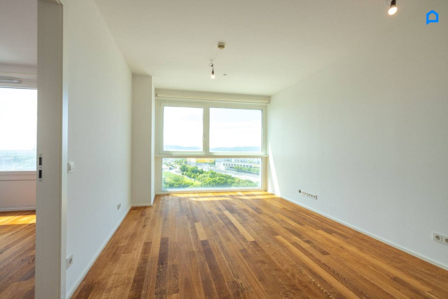Helle 2 Zimmer, 14.OG Weitblick Richtung Süden Wiens, ERSTBEZUG nach Renovierung,