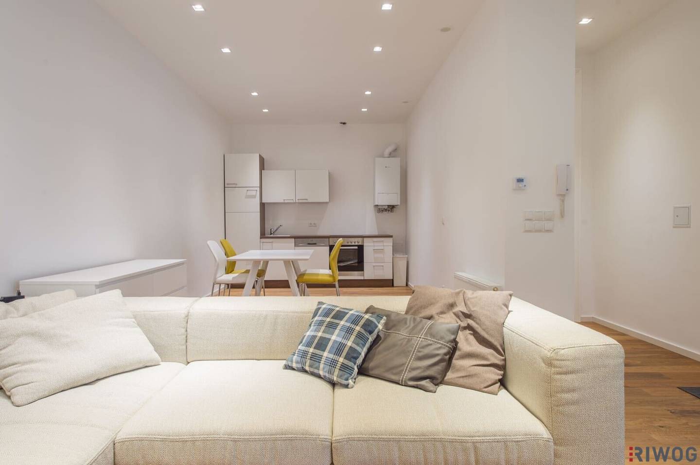 Top location II spacious and completely quiet located old building apartment II elevator II partly furnished II kitchen near Naschmarkt and U4/U3