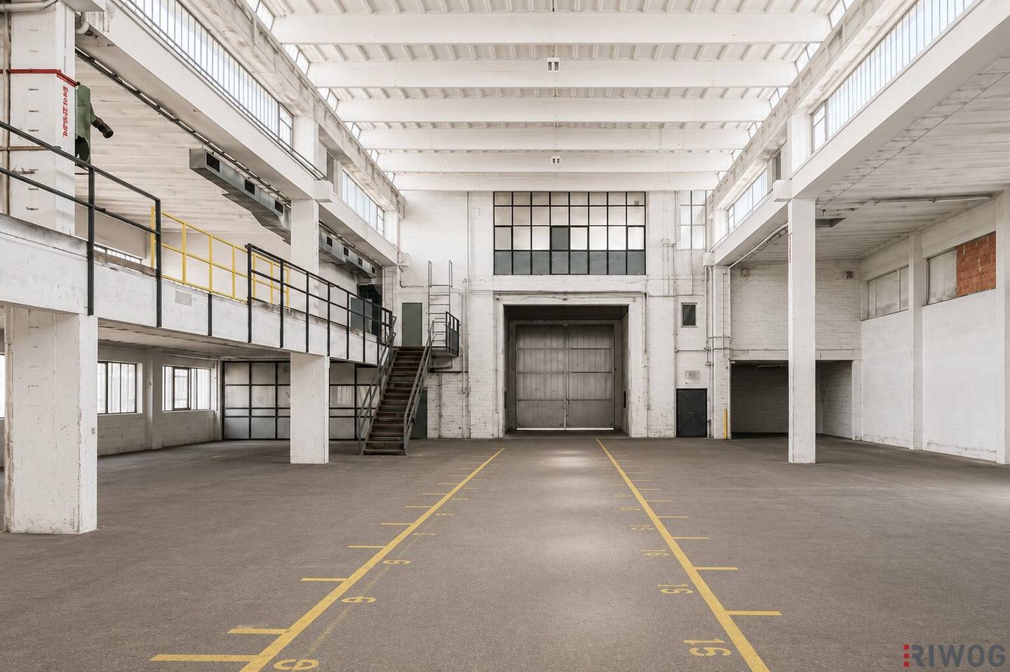 Cold storage hall with ground level entrance | near the motorway